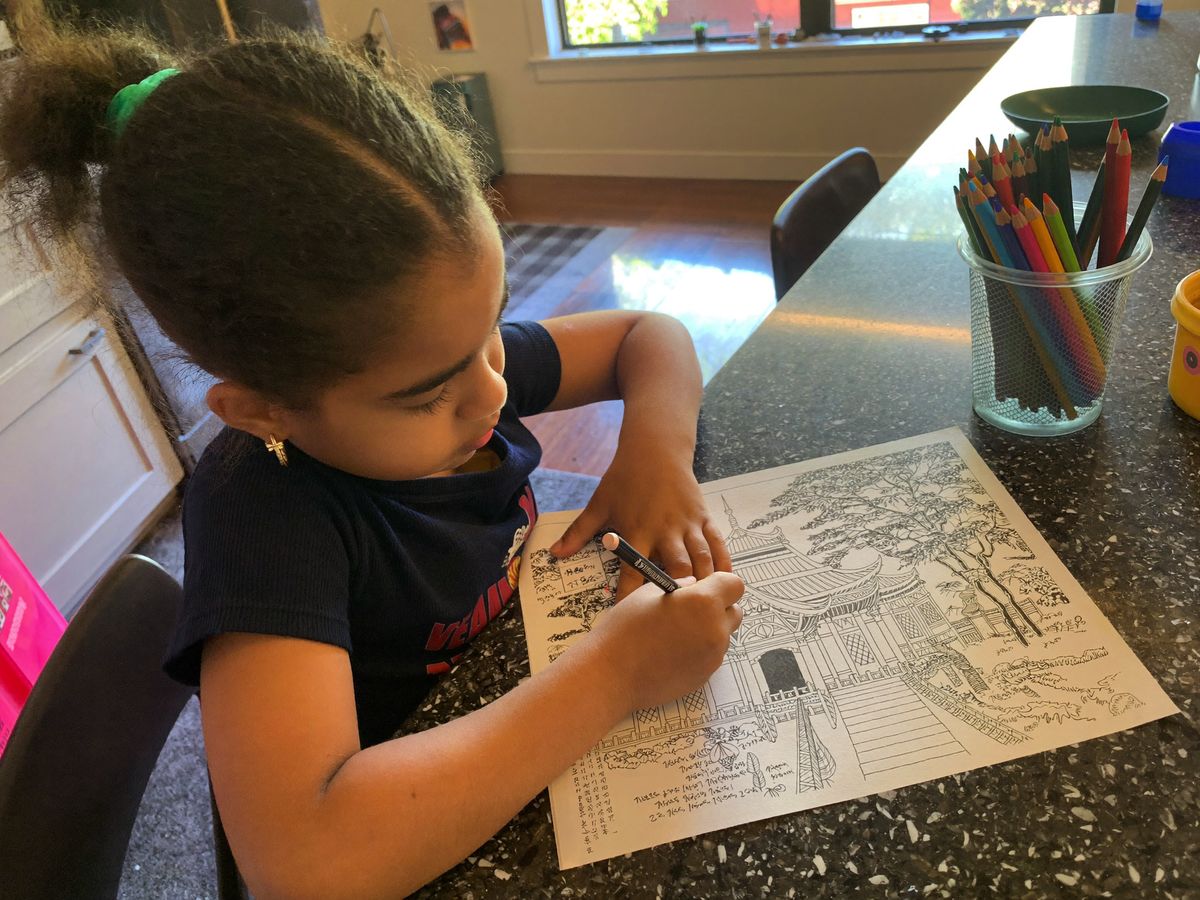 Menina colorindo um desenho de templo japonês